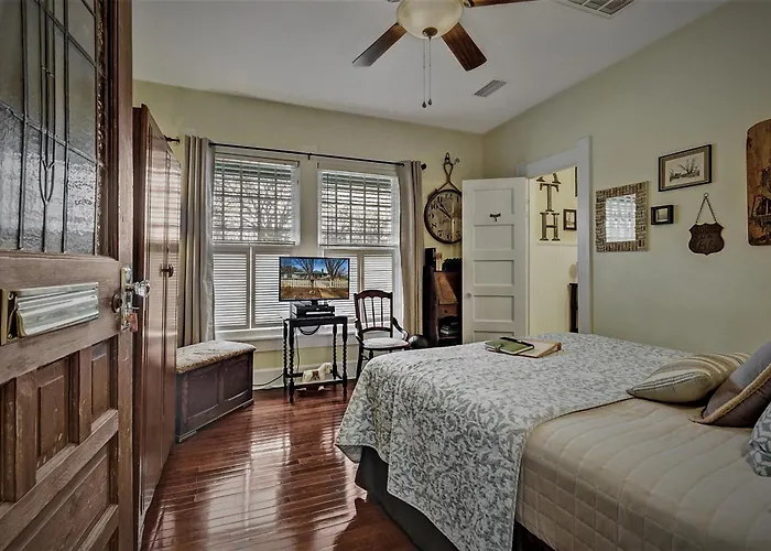Granbury Gardens Bed And Breakfast