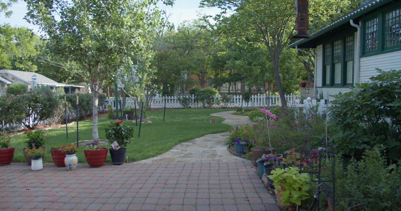 Gardens Bed and breakfast 2*